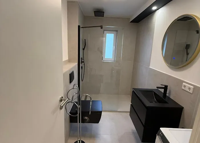 Em Elegance Moeblierte 3-zimmer In 公寓